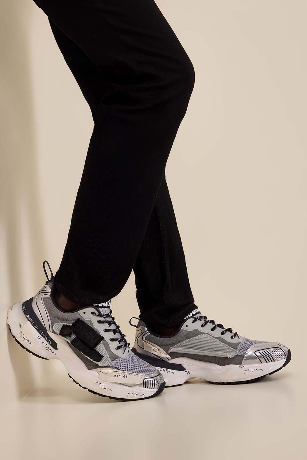 תמונת כל הלוק של נעלי סניקרס פאסטר